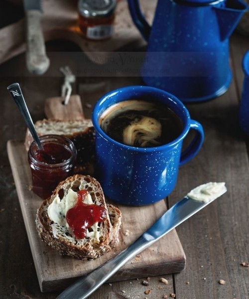 Кофе с круассаном